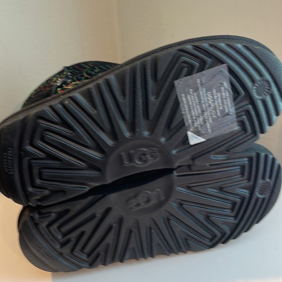 UGG Classic II Graphic Stitch Boot - Kids Authentic NWT - Picture 7 of 7